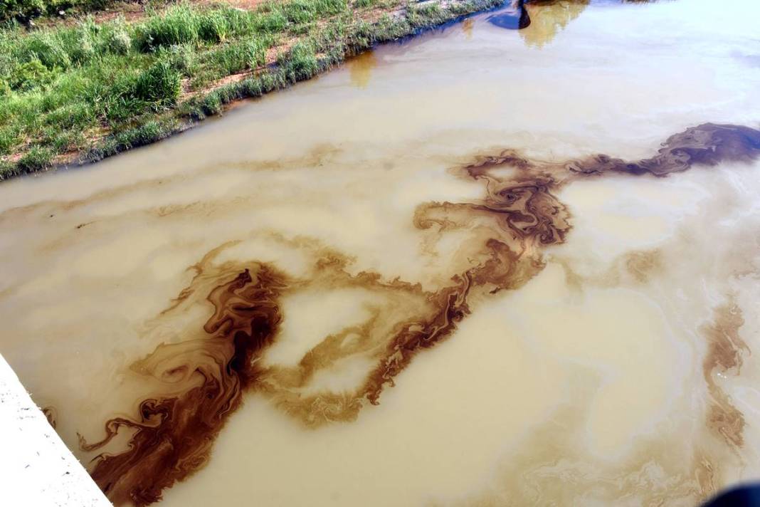 Kızılırmak'ta akaryakıt sızıntısı paniği! Yetkililer harekete geçti, kahreden görüntüler 2